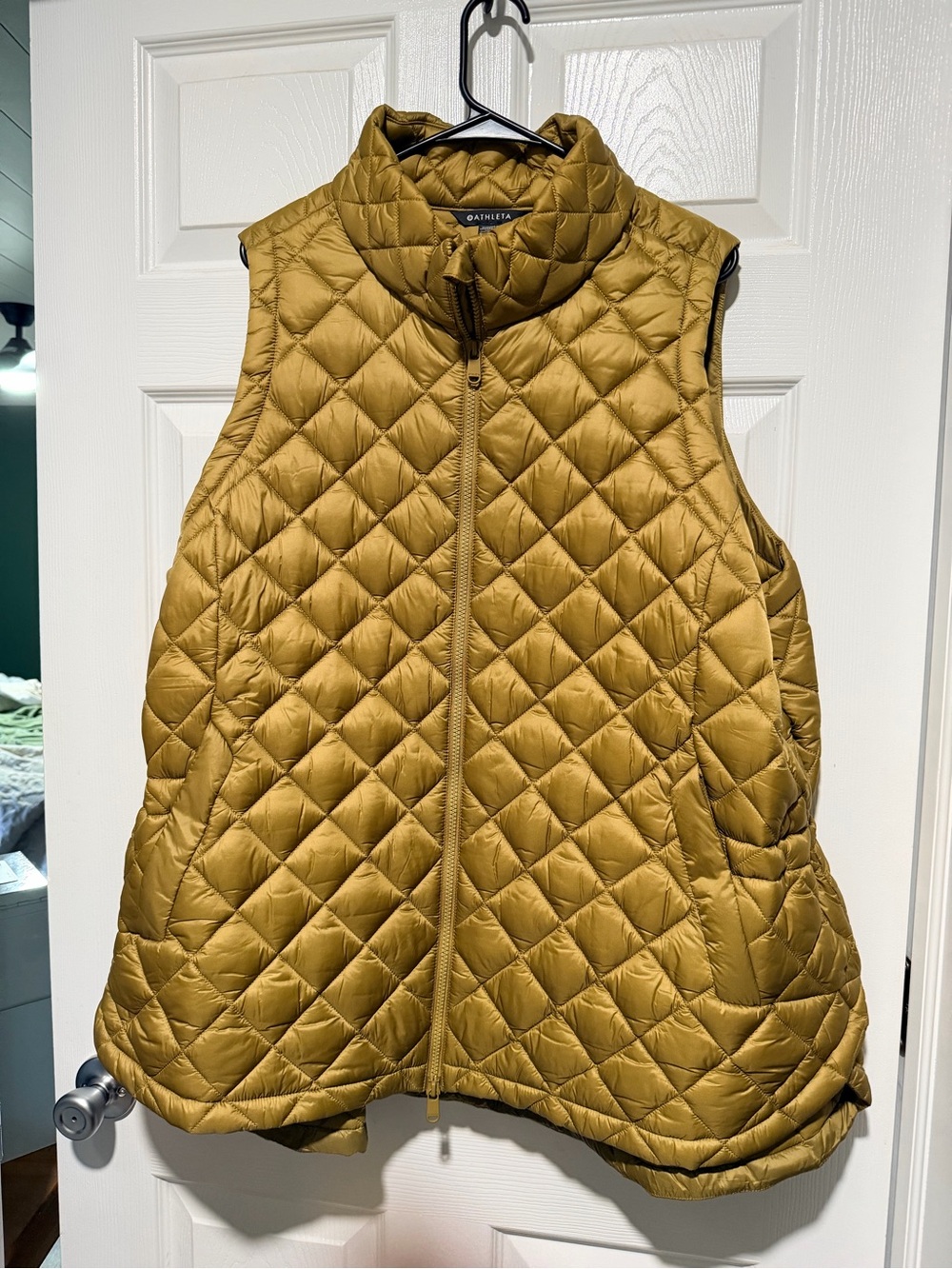 Athleta Quilted Sleeveless Puffer Vest in Olive